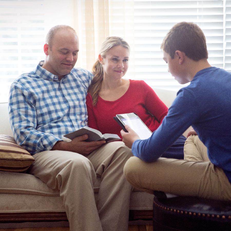 Peteĩ família ostudia la Biblia oñondive