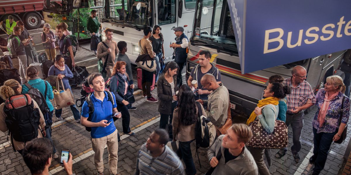 Peteĩ mitãrusu oĩ peteĩ terminál de kolektívope