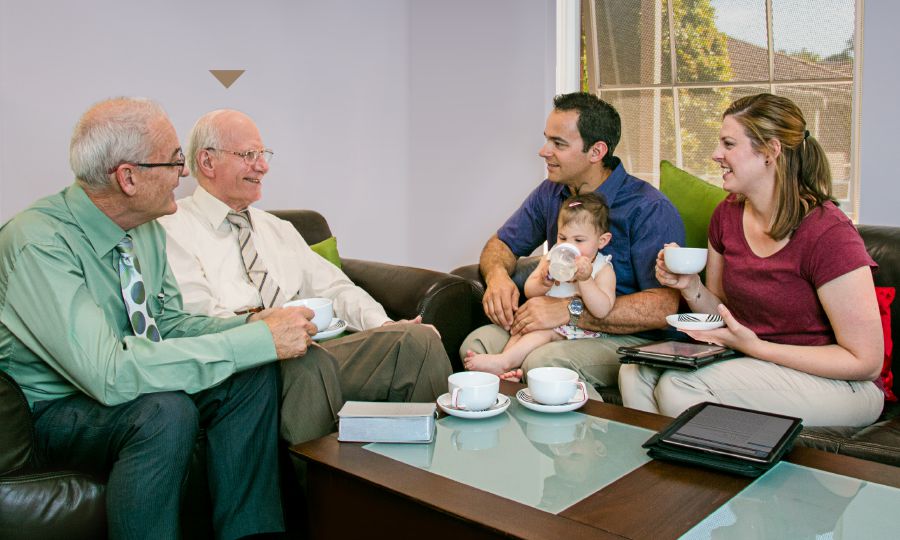 Edward Bazely ha ótro ermáno ojapohápe visíta de pastoréo peteĩ famíliape