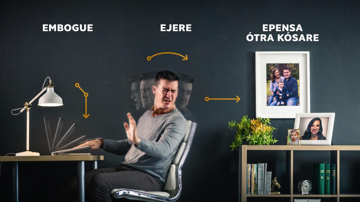 Peteĩ ermáno ombogue ikomputadóra, ojere, ha omaña hembireko ha ifamília fótore
