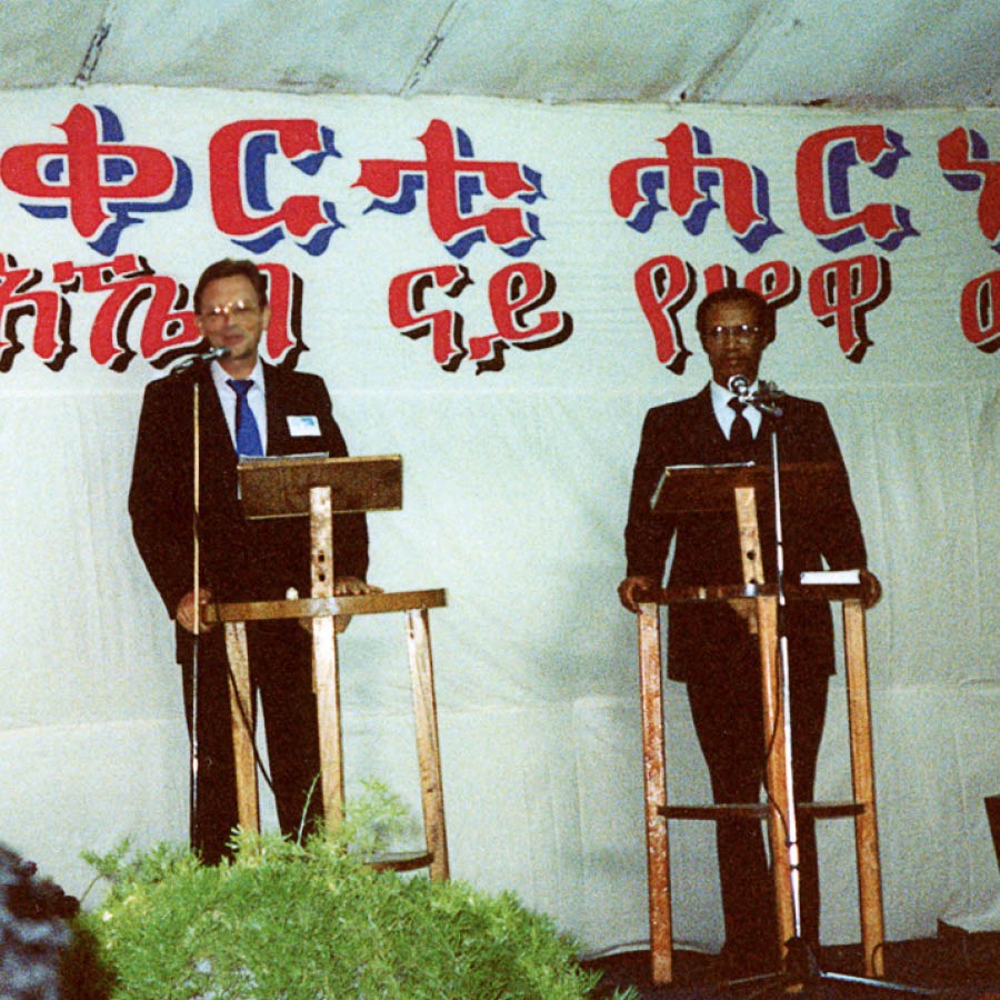 Manfred Tonak omeʼẽ diskúrso peteĩ asambléa ojejapo vaʼekuépe Asmárape (oĩva Eritréape), 1992-pe