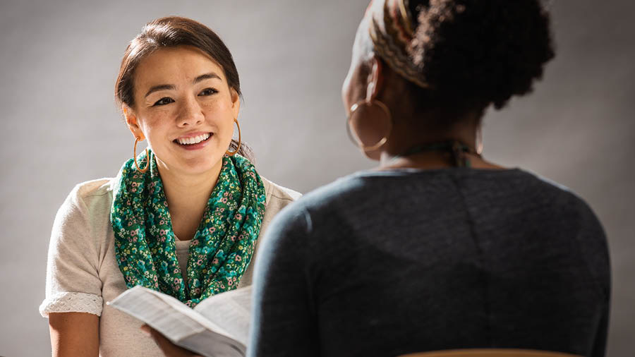 Peteĩ ermána vyʼápe ombostudia hína la Biblia iñestudiántepe.