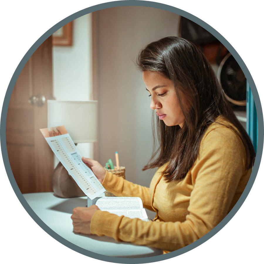 Pe estudiánte olee hína la Biblia ha oreko ipópe pe Prográma olee hag̃ua la Biblia káda día.