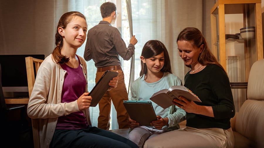 Peteĩ ermáno omaña hína ventánarupi, hembireko ha umi mokõi itajýra oguapy aja olee la Biblia.