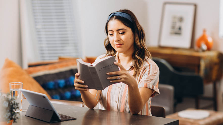 Peteĩ ermána olee hína la Biblia.