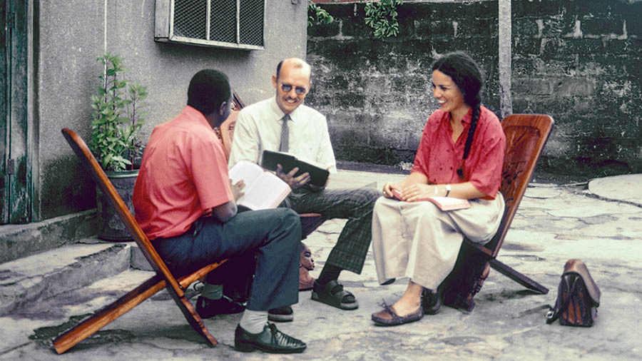 Martin ha hembireko Ineke ombostudia la Biblia peteĩ karaípe.