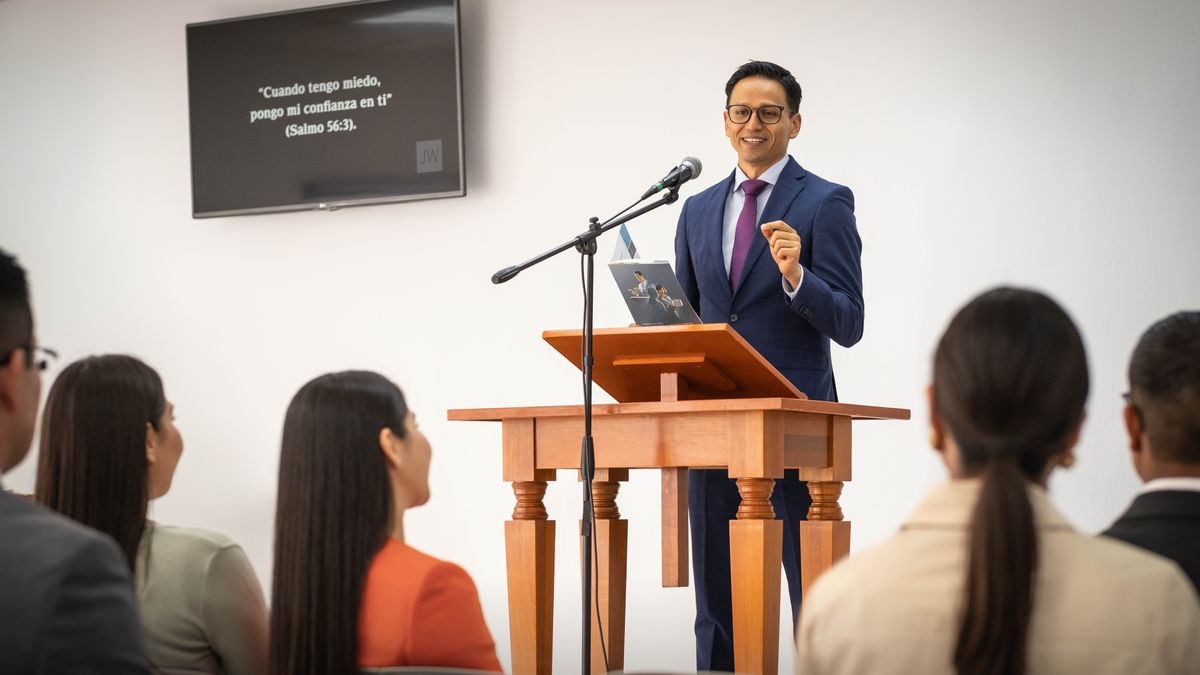 Pe presidénte pe rreunión éntre semanaguápe oipuru pe folléto “Jalee ha ñamboʼe porãve hag̃ua” oguerohory ha omeʼẽ hag̃ua konsého umi oreko vaʼekuépe iñasignasión.