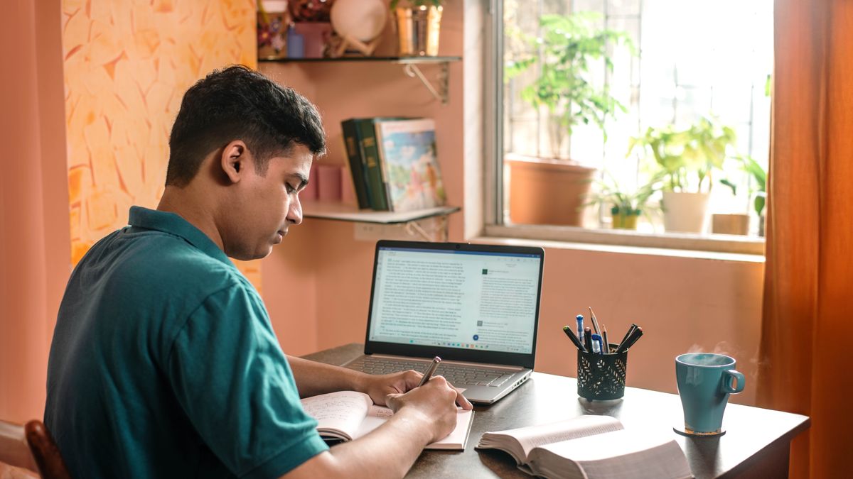 Peteĩ ermáno ostudia hína la Biblia oipurúvo pe aplikasión JW Library peteĩ komputadórape. Oipuru avei la Biblia impréso ha oanota hína umi mbaʼe oaprendéva.