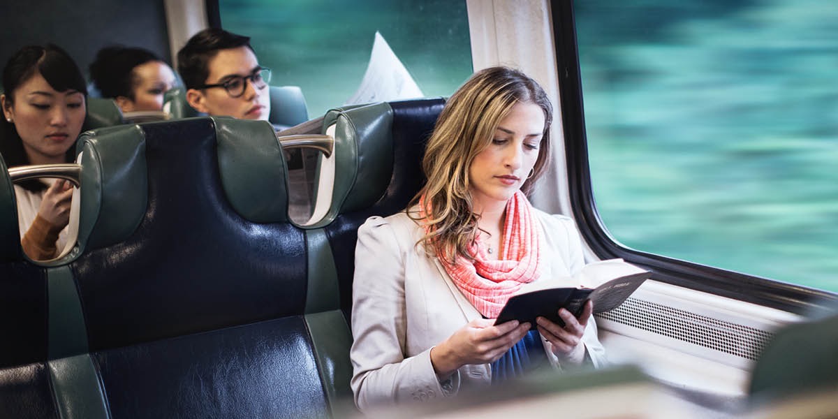 Peteĩ kuña olee hína la Biblia peteĩ trénpe