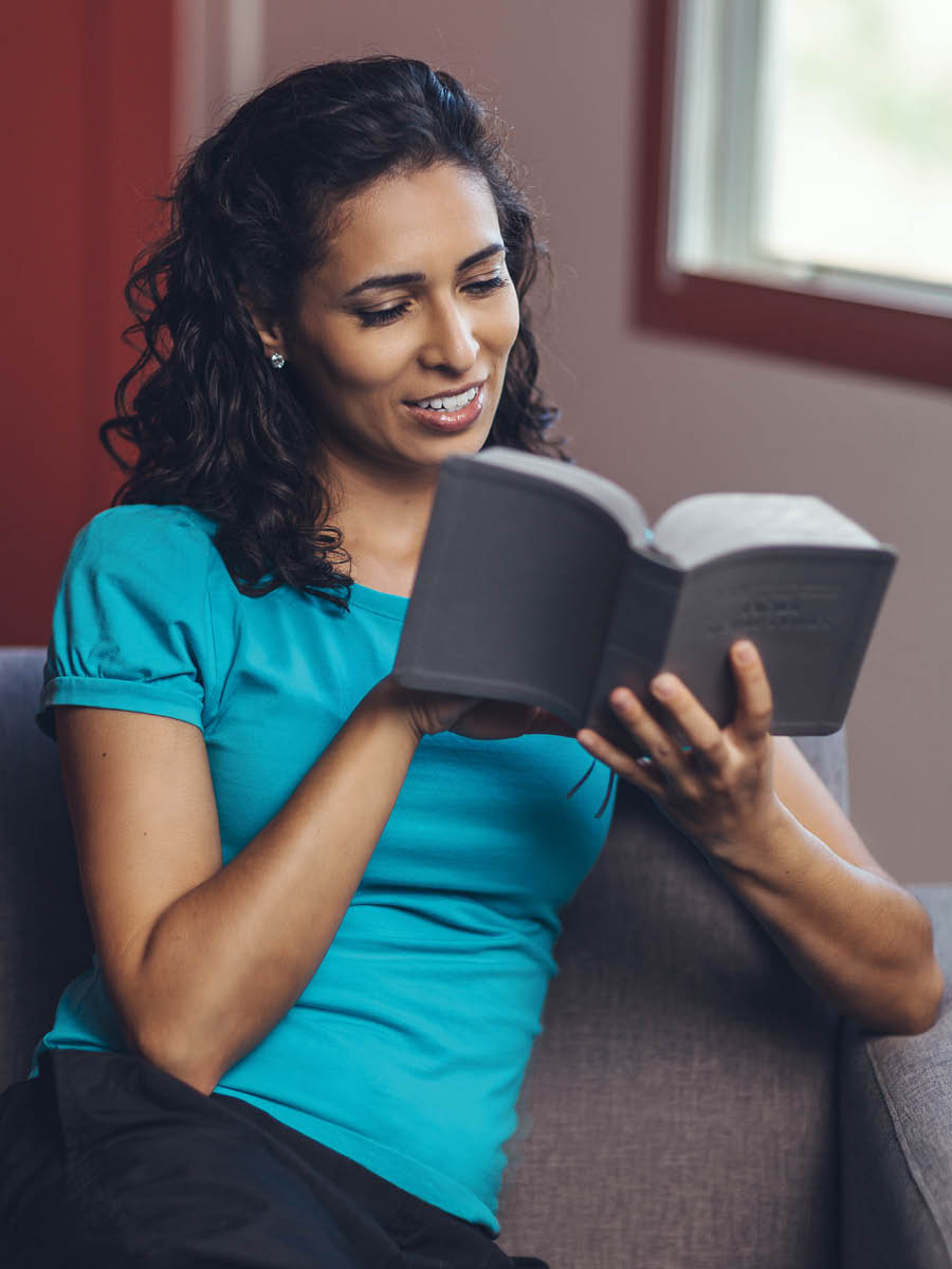 Peteĩ kuña oleéva la Biblia