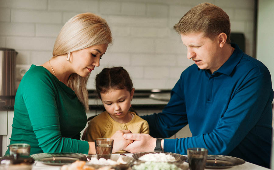 Peteĩ família oñemboʼe oñondive okaru mboyve
