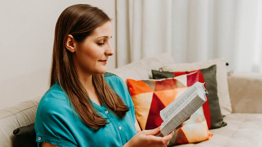 Pe kuñataĩ olee vaʼekue hína umi orasión oĩva peteĩ livroʼípe, koʼág̃a olee hína la Biblia