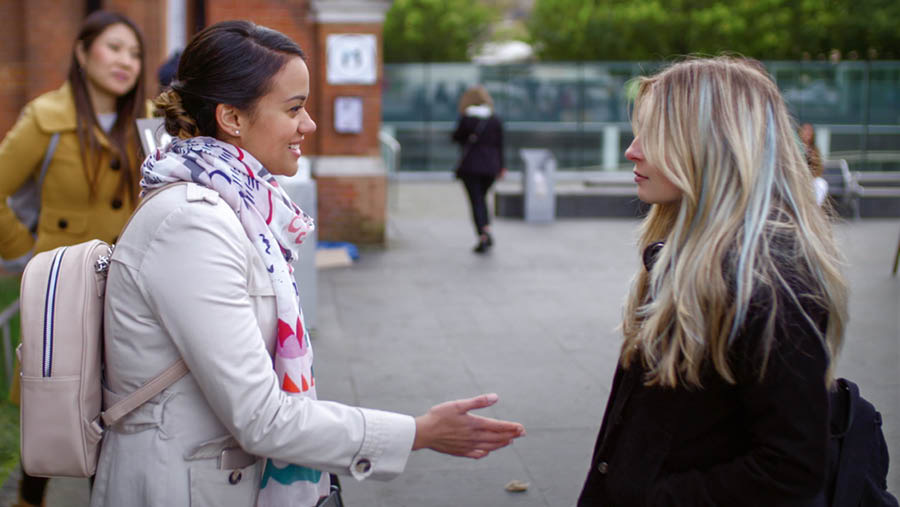 ‘Tara Pupeelum Podɔleba Eere La Poan​—Kumesɛ Homea​—Sɔkera Sokere’ vidiyo la yɛla ase’a. Nbo yeti a nyɔkɛ Apuo nu’o ge nyaa yi a yu’urɛ bo en.