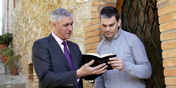 Testigo de Jehová predicando
