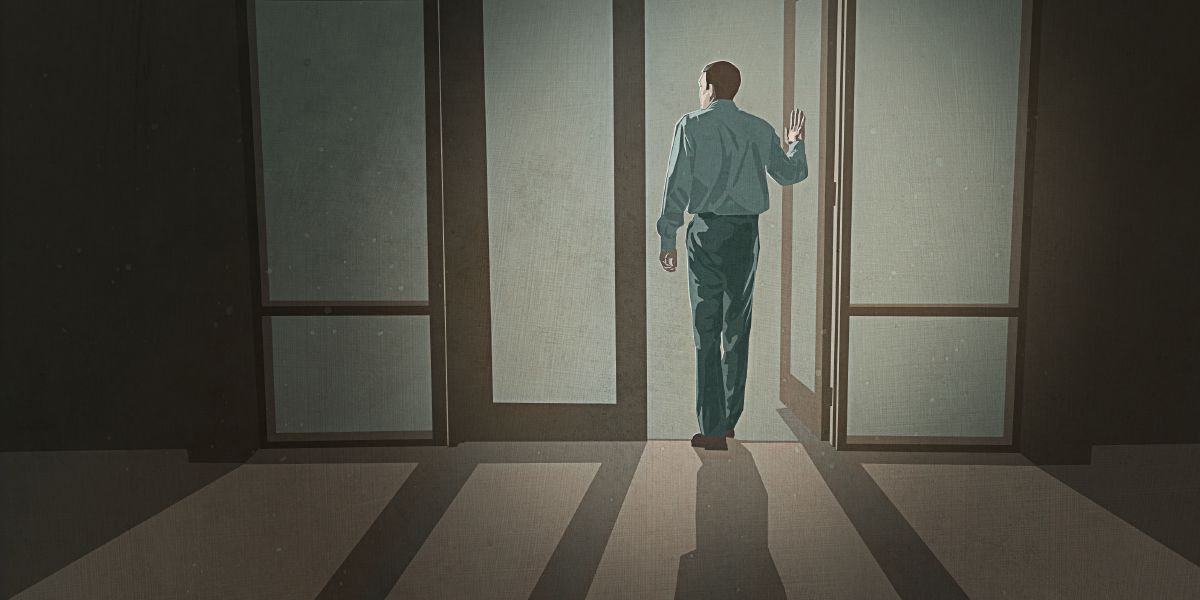 Un hombre sale de un Salón del Reino