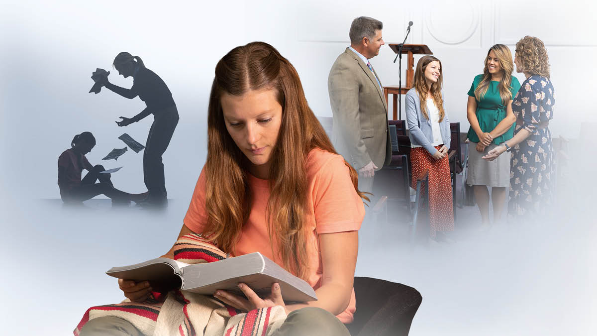 Serie de imágenes: 1. Una hermana joven sentada en el suelo mira hacia abajo mientras su madre le grita y le rompe las publicaciones. 2. La misma hermana lee la Biblia. 3. Conversa con un hermano y dos hermanas en el Salón del Reino.