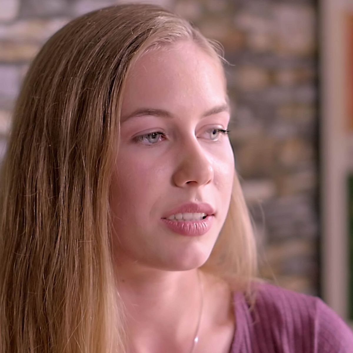 Imagen del video “Jóvenes que han aprendido a amar la Palabra de Dios”. Celine.