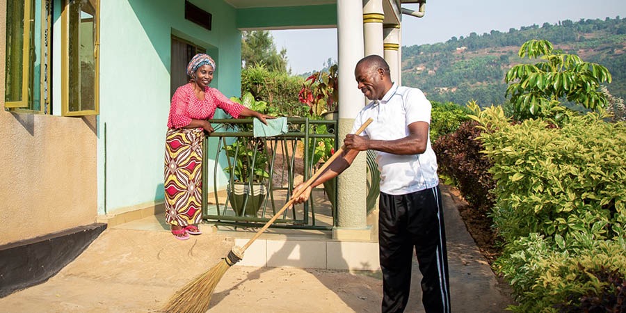 סבסטיאן ואשתו סקולסטיק מנקים את האזור שמחוץ לביתם.‏ הוא מטאטא והיא מנגבת את שער המרפסת.‏