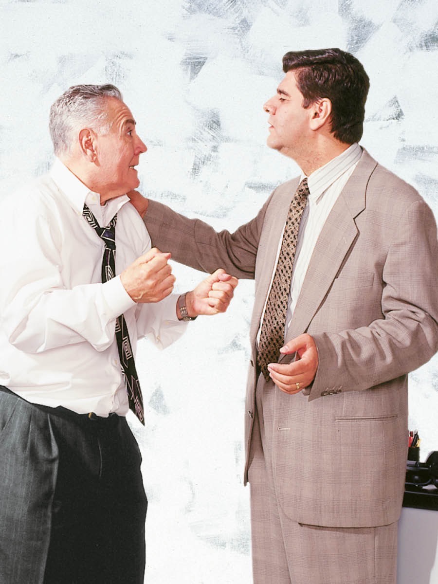 גבר משיב ברוגע לאדם כועס