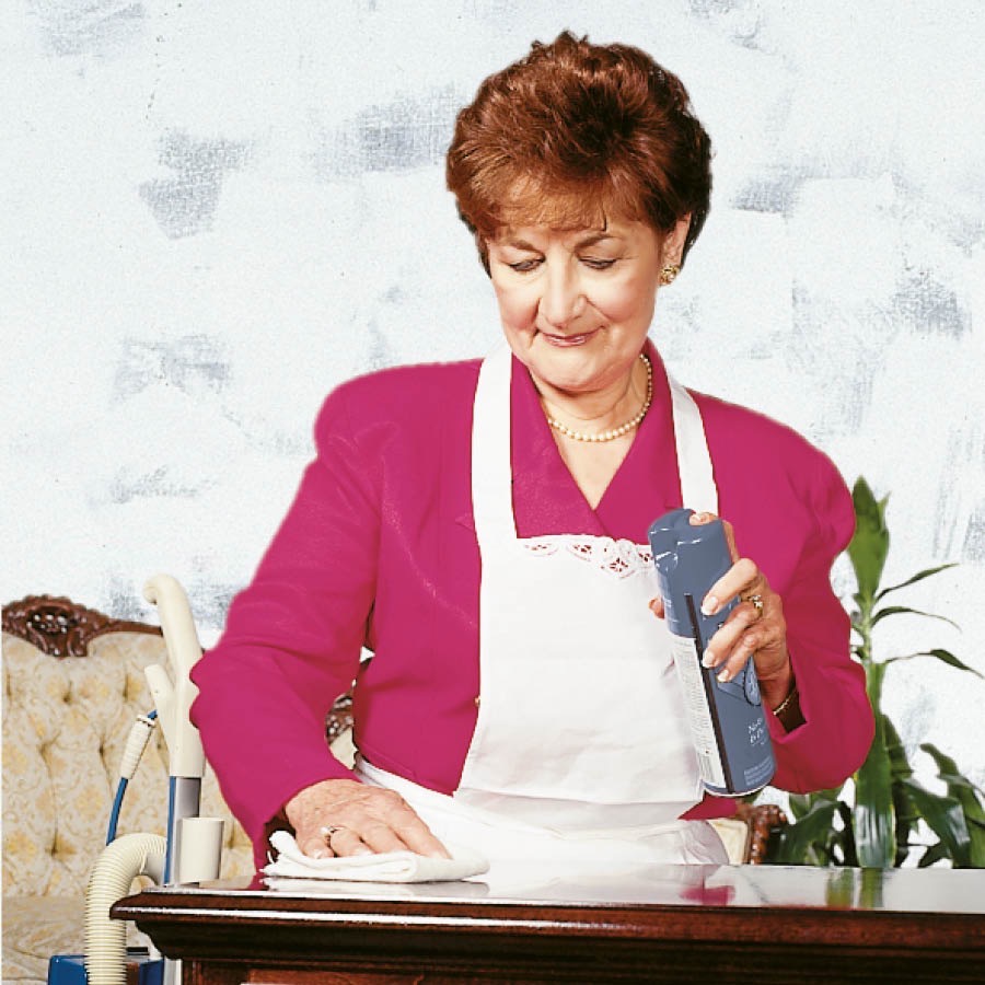 אישה מנקה את ביתה