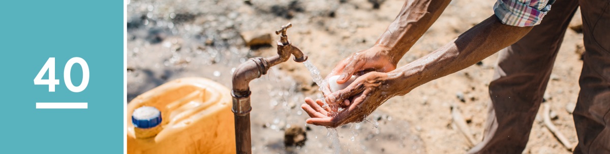 שיעור 40.‏ גבר שוטף ידיים במים וסבון.‏