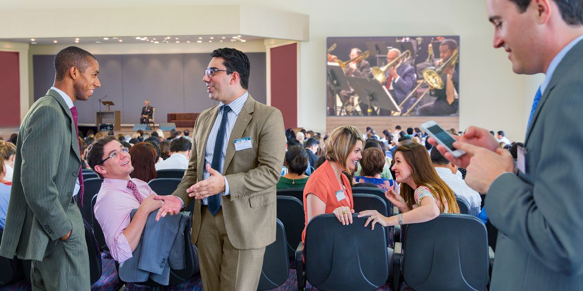 אנשים שדעתם מוסחת בזמן שמתנגנת הנעימה המוזיקלית הפותחת את תוכנית הכינוס