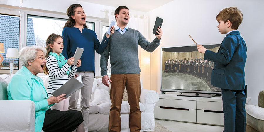 משפחה מתרגלת שירים במהלך התוכנית הרוחנית המשפחתית