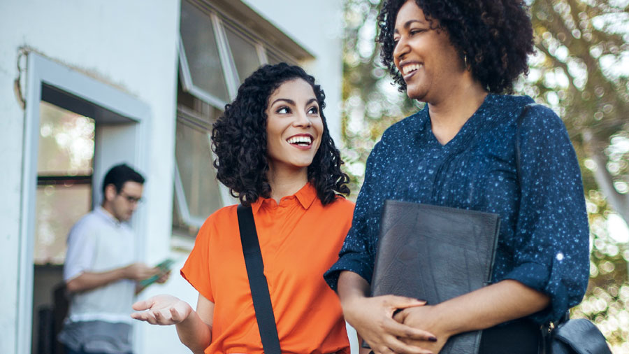 האחות משוחחת עם אחות אחרת במהלך שירות השדה.‏