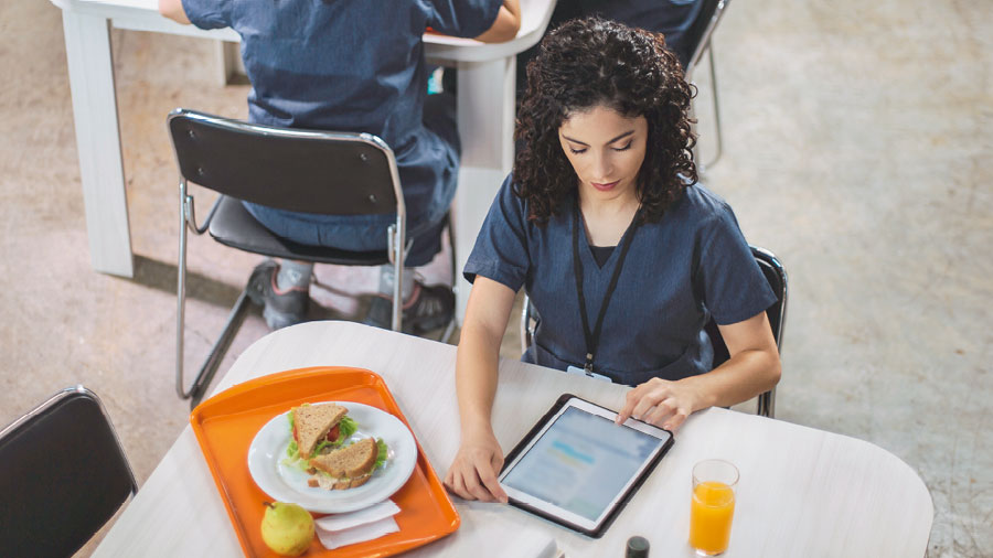 אותה אחות משתמשת בטאבלט כדי לערוך לימוד אישי של המקרא במהלך הפסקת הצהריים בעבודה.‏