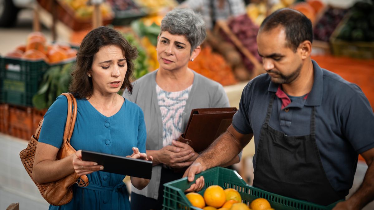 אחות בוגרת מבחינה באחות אחרת שמתקשה לבשר לאדם שעובד בשוק.‏