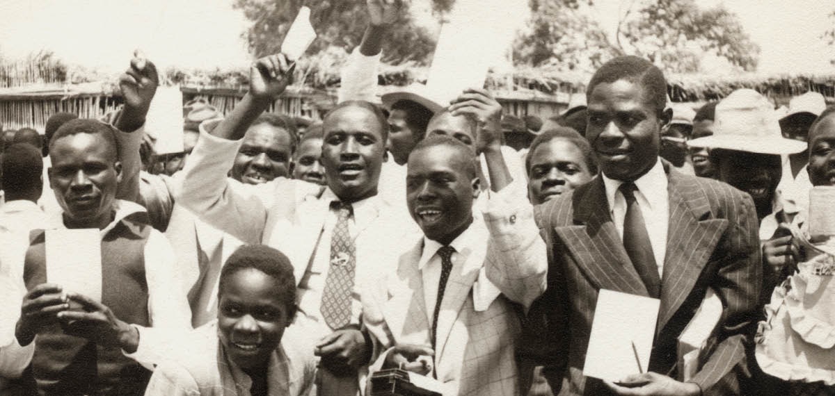 Grupo sang mga brother nga nagauyat sang isa ka bulig sa pagtudlo kon paano magbasa sa Cinyanja nga lenguahe, sa asembleya sa Chingola, Zambia sang 1954.