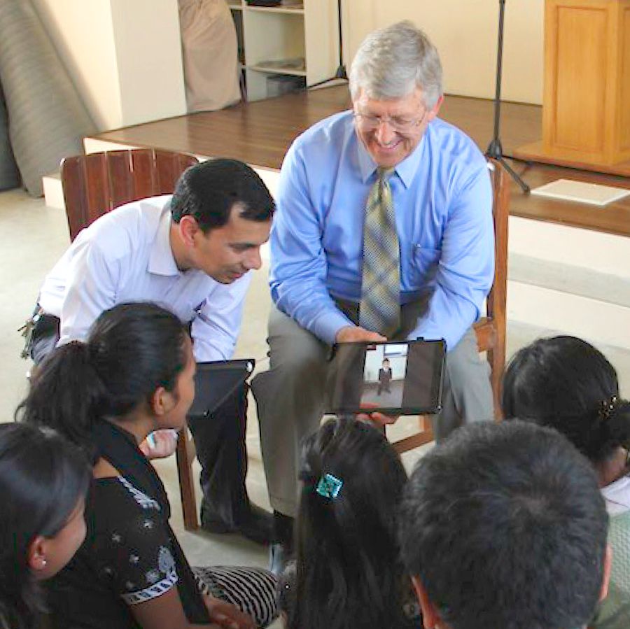 Si Gary Breaux, halin sa ulong talatapan sang mga Saksi ni Jehova, nagbisita sa mga biktima sang linog sa Nepal