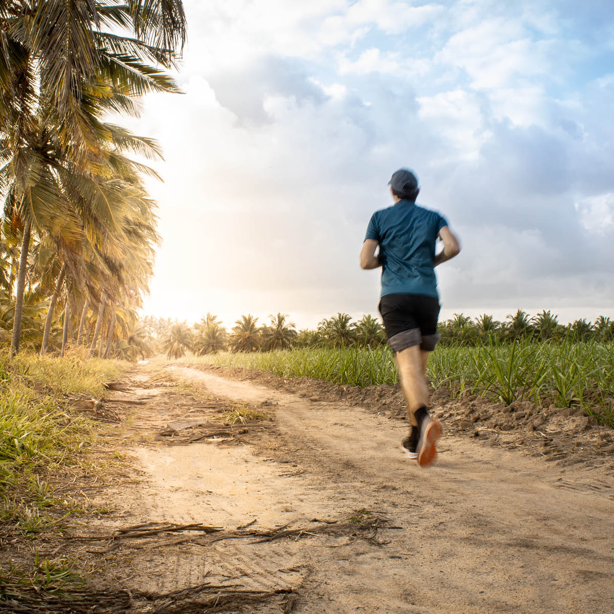 Tawo nga naga-jogging sa indi sementado nga dalan.