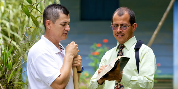 Isa sa mga Saksi ni Jehova nga nagasugid sa iya kaingod sang iya ginapatihan base sa Biblia