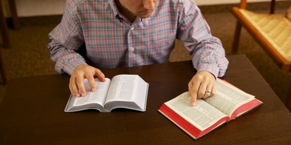 Lalaki nga nagakumparar sang duha ka translation sang Biblia