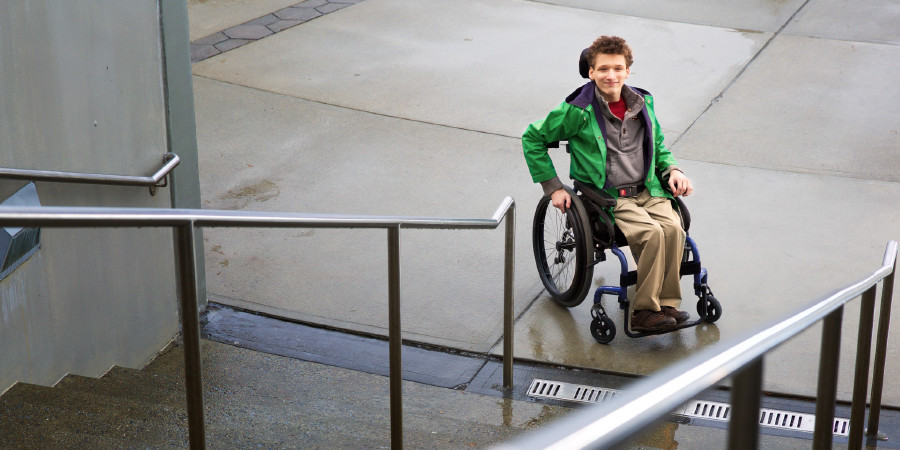 Tin-edyer nga lalaki nga naga-wheelchair