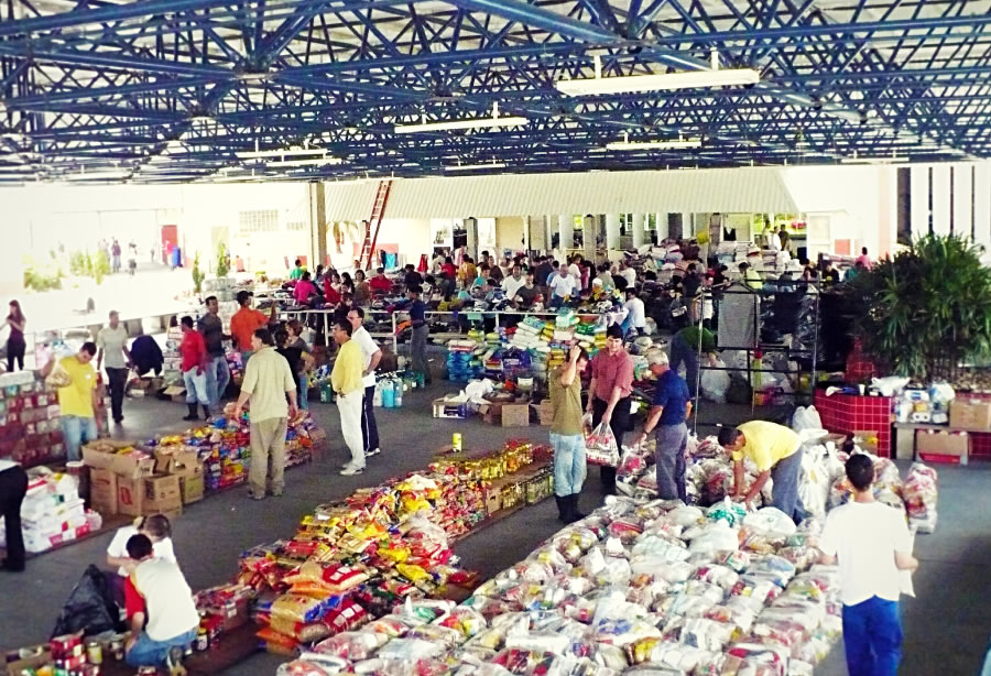 Mga Saksi ni Jehova nga nagaorganisar kag nagapanagtag sang gindonar nga mga suplay para sa mga biktima sang kalamidad sa Brazil