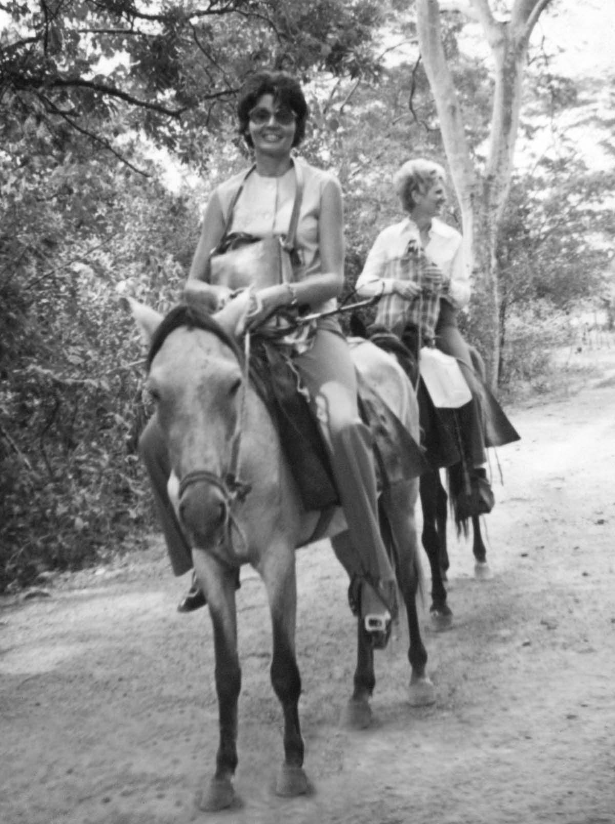 Si Elfriede kag si Marguerite nga nagasakay sa kabayo.