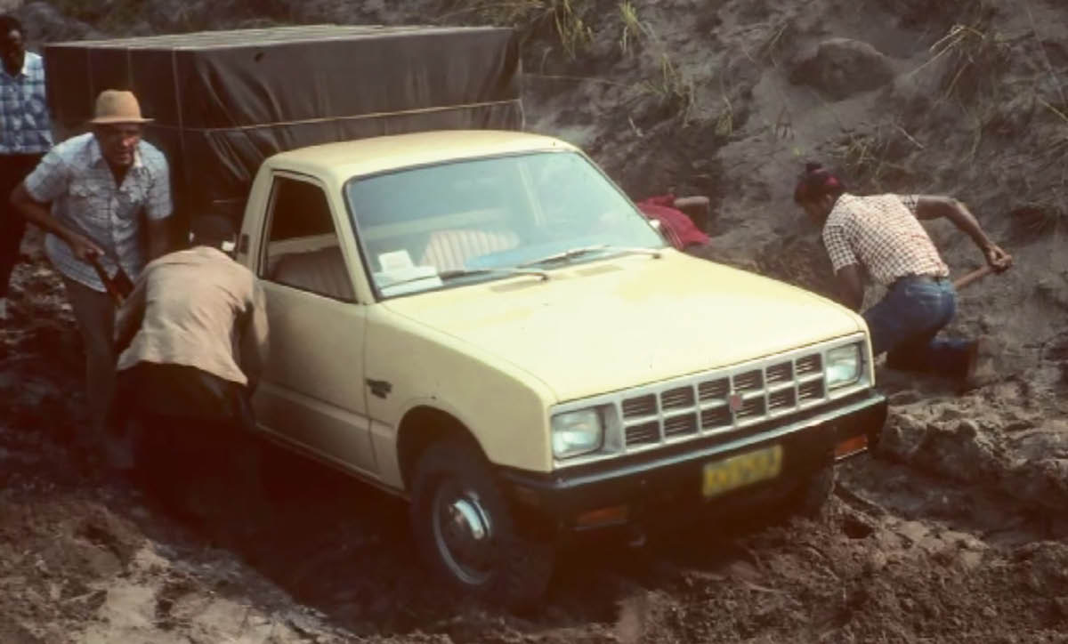 Si Dayrell kag ang iban pa nga brother nga nagakutkot sa lunang para makaagi ang kargado nga trak.