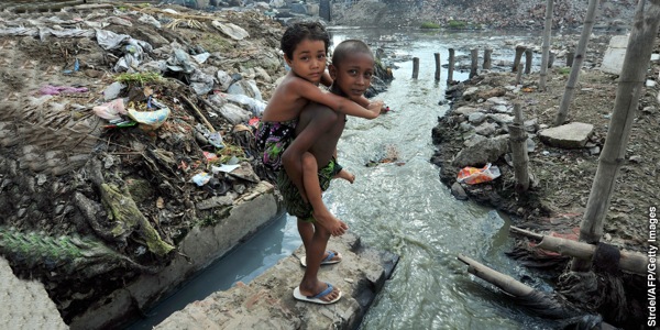Mga bata nga nagahampang sa tuman ka higko nga lugar