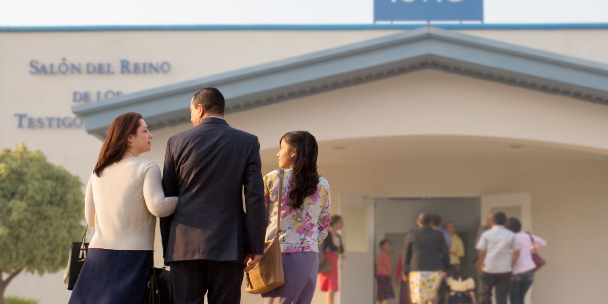 Ang isa ka pamilya nagalakat pakadto sa Kingdom Hall
