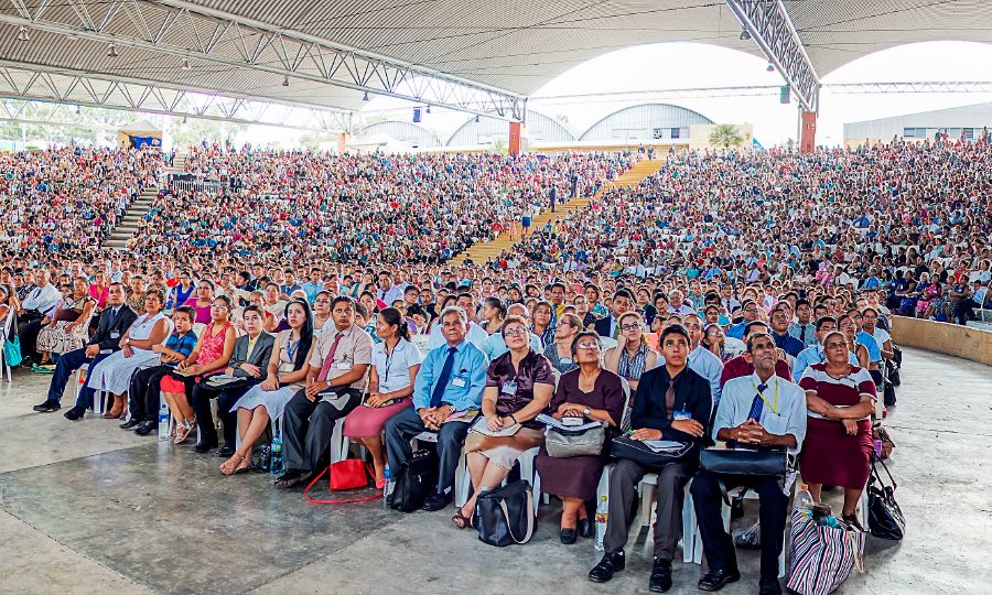 Tumalambong nga nagapamati sa programa sa 2015 nga rehiyonal nga kombension sang mga Saksi ni Jehova sa El Salvador