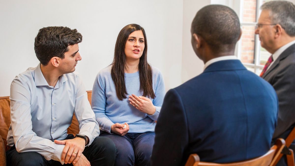 Tus muam puag ta ua zoo piav nws zaj rau nws tus txiv thiab ob tug txwj laus mloog.