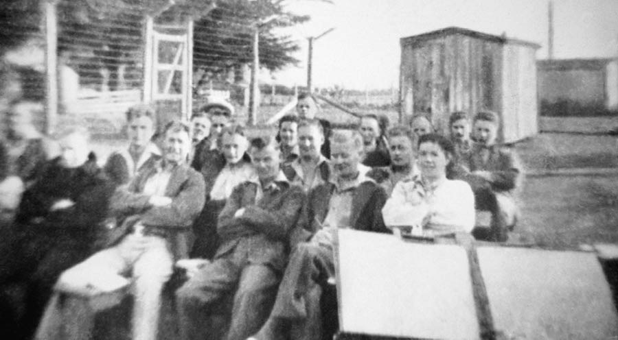 Grupa Jehovinih svjedoka u logoru; organizirali Teokratsku školu propovijedanja