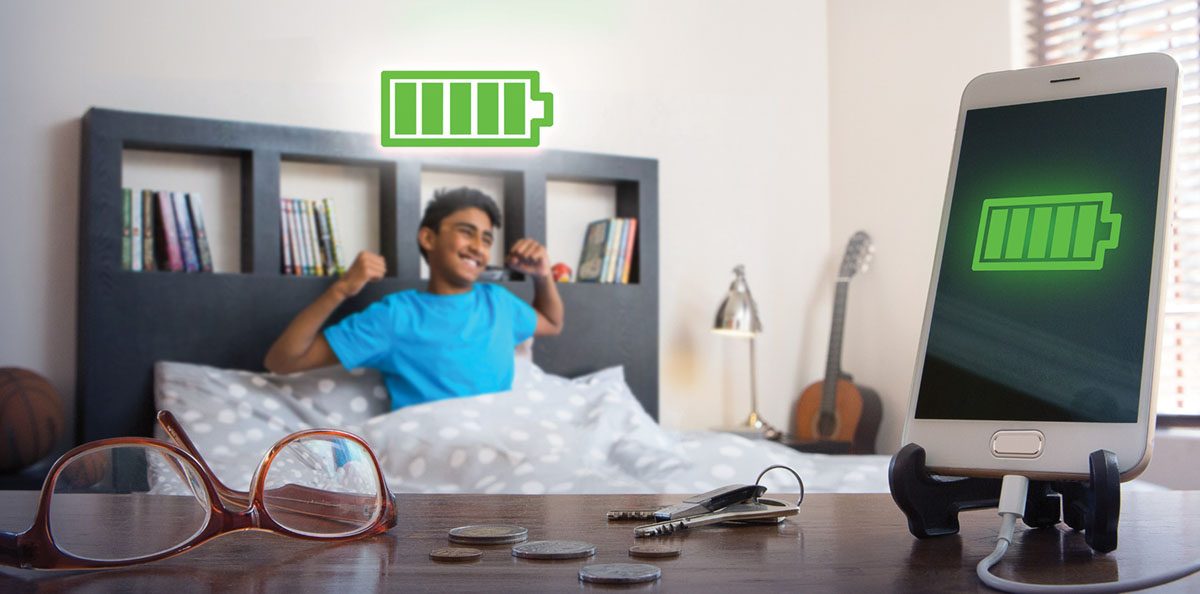 Tinejdžer se budi naspavan; mobitel mu se puni kraj kreveta