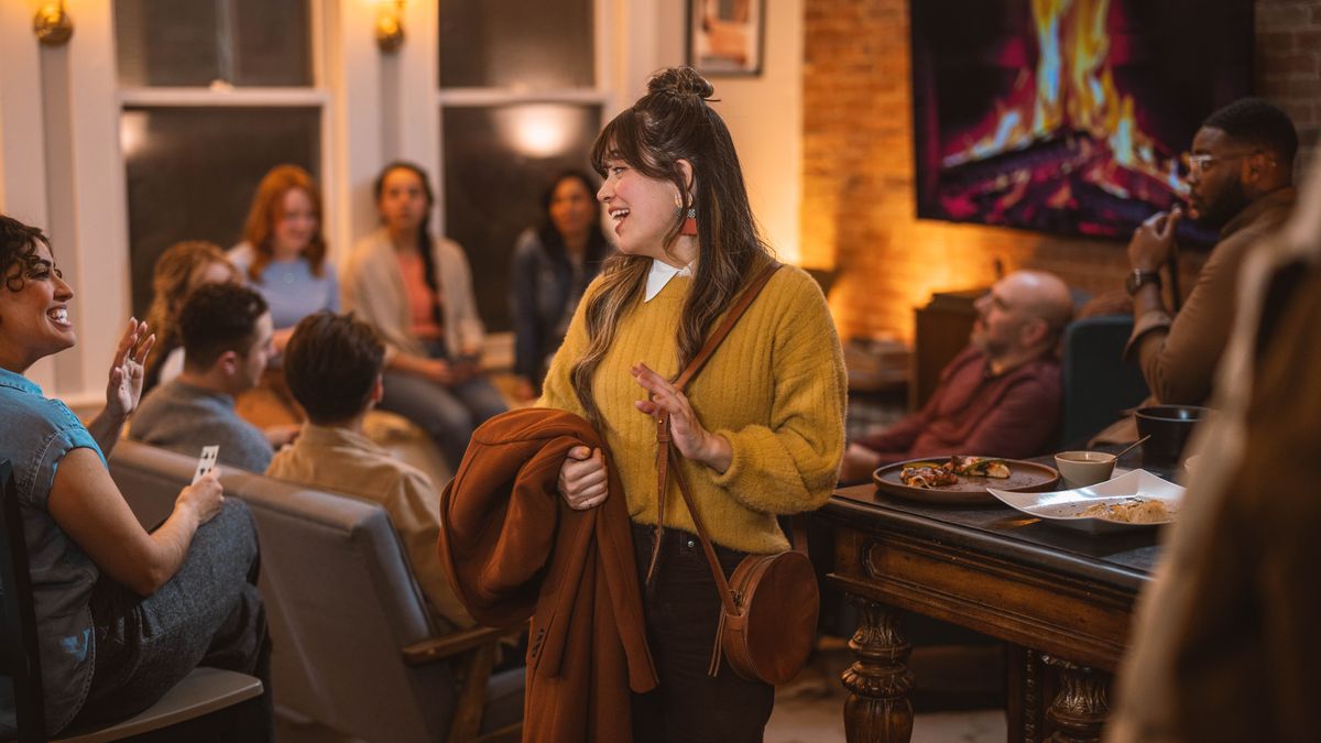 Mlada sestra odlazi s druženja iako se drugi još uvijek zabavljaju i igraju igre.