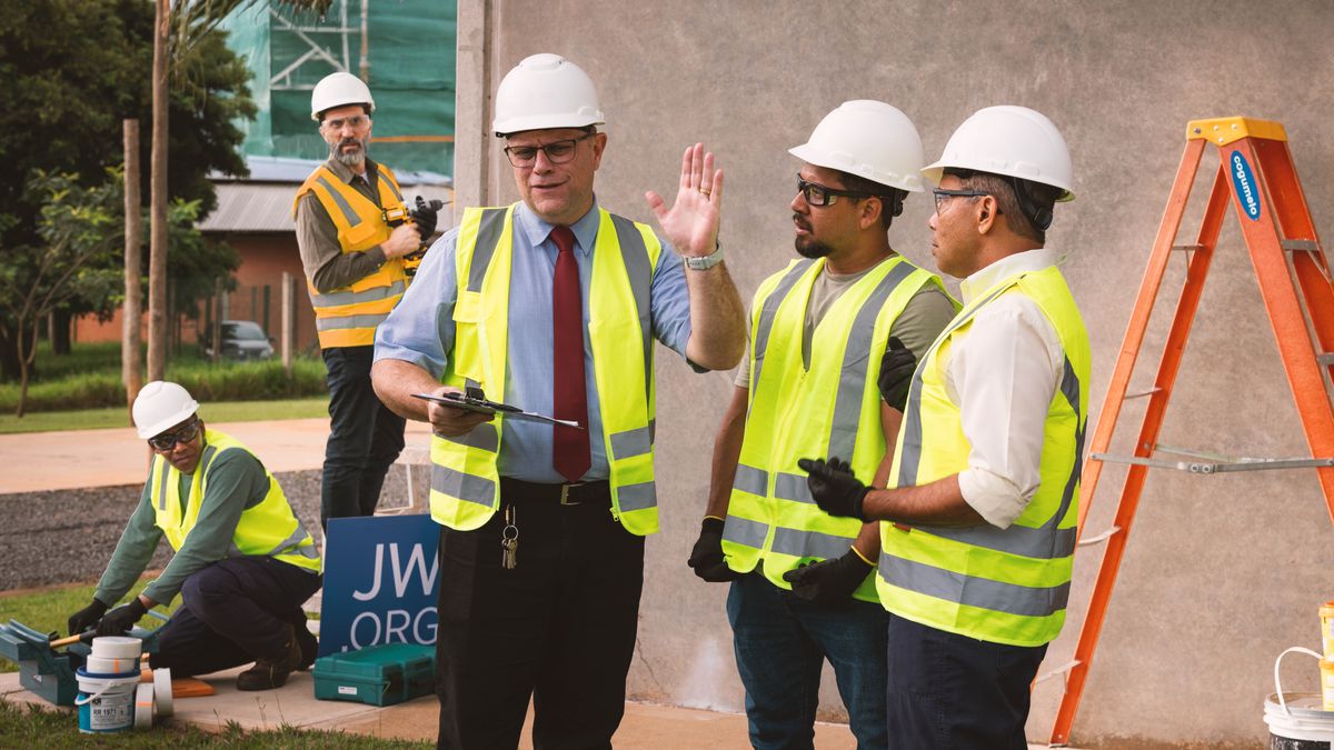 Voditelj poslova grubo razgovara s dvojicom braće. Dva druga brata promatraju što se događa.