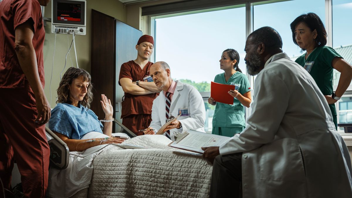 Sestra leži u bolničkom krevetu i odlučno odbija transfuziju krvi. Osoblje bolnice vrši pritisak na nju.