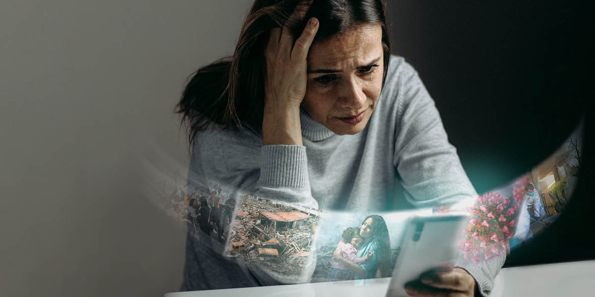 Egy nő aggódva néz képeket a telefonján a következőkről: polgári zavargás, természeti katasztrófa, egy kétségbeesett anya a gyermekével, koronavírus, egy kórterem.