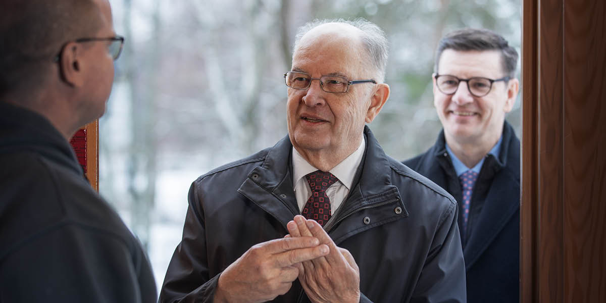 Tapani Viitala jelnyelvet használ a házról házra végzett szolgálatban.